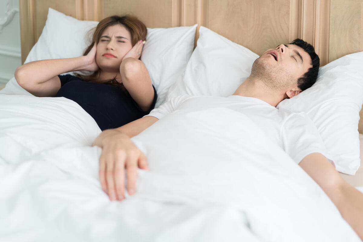 Будете спать как младенец: простой способ отучить мужа храпеть  