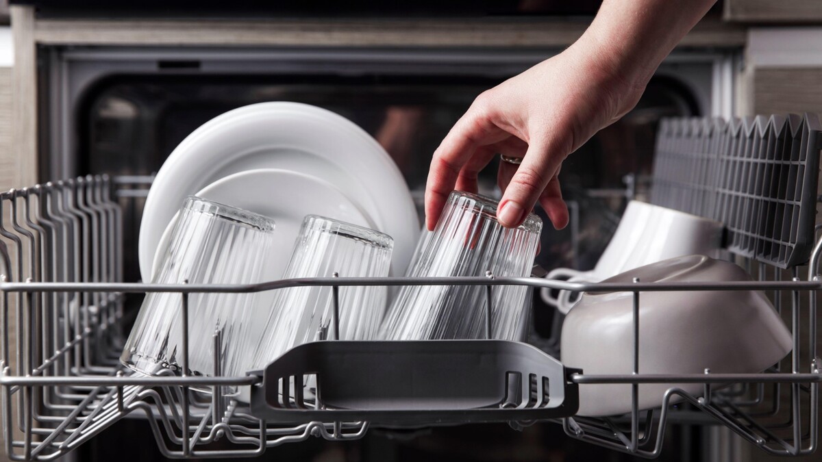 Посудомойка не справится с грязью из-за этих ошибок: вот как нельзя ставить тарелки