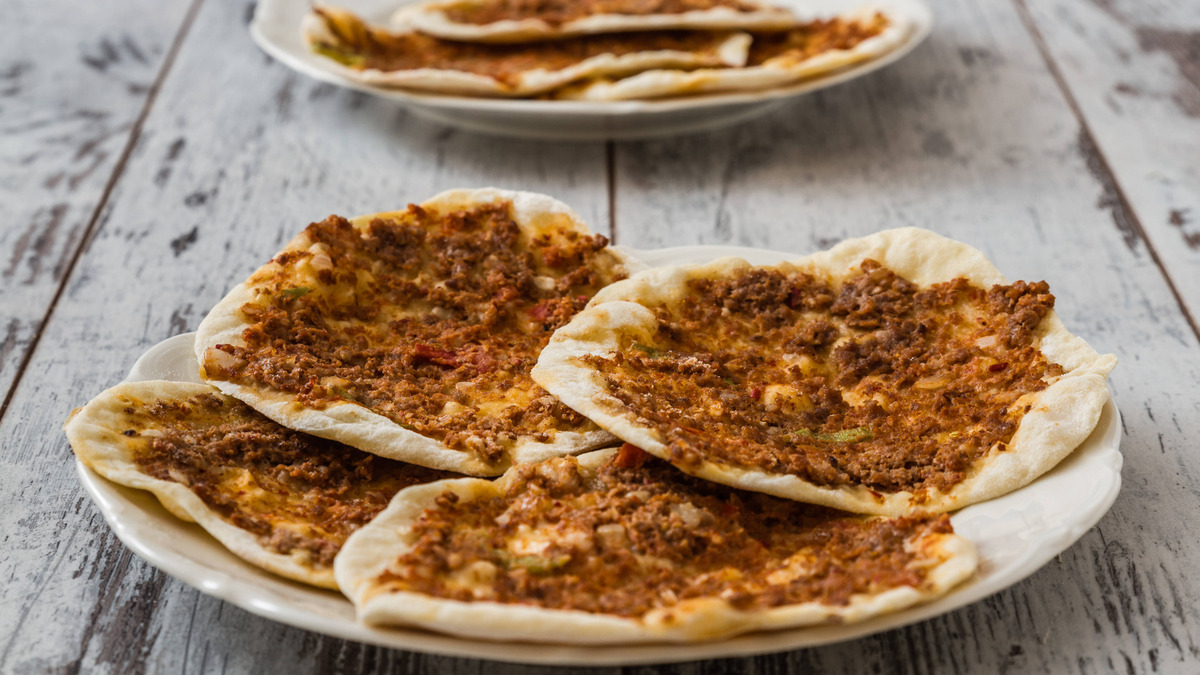 Любимое блюдо «Великолепного века»: сытная турецкая пицца заменит привычную