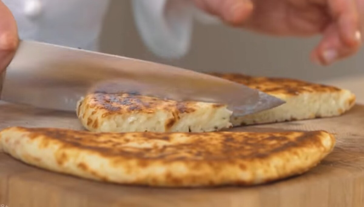 Даже духовка не нужна: готовим ложные хачапури с сыром по рецепту шефа Ивлева