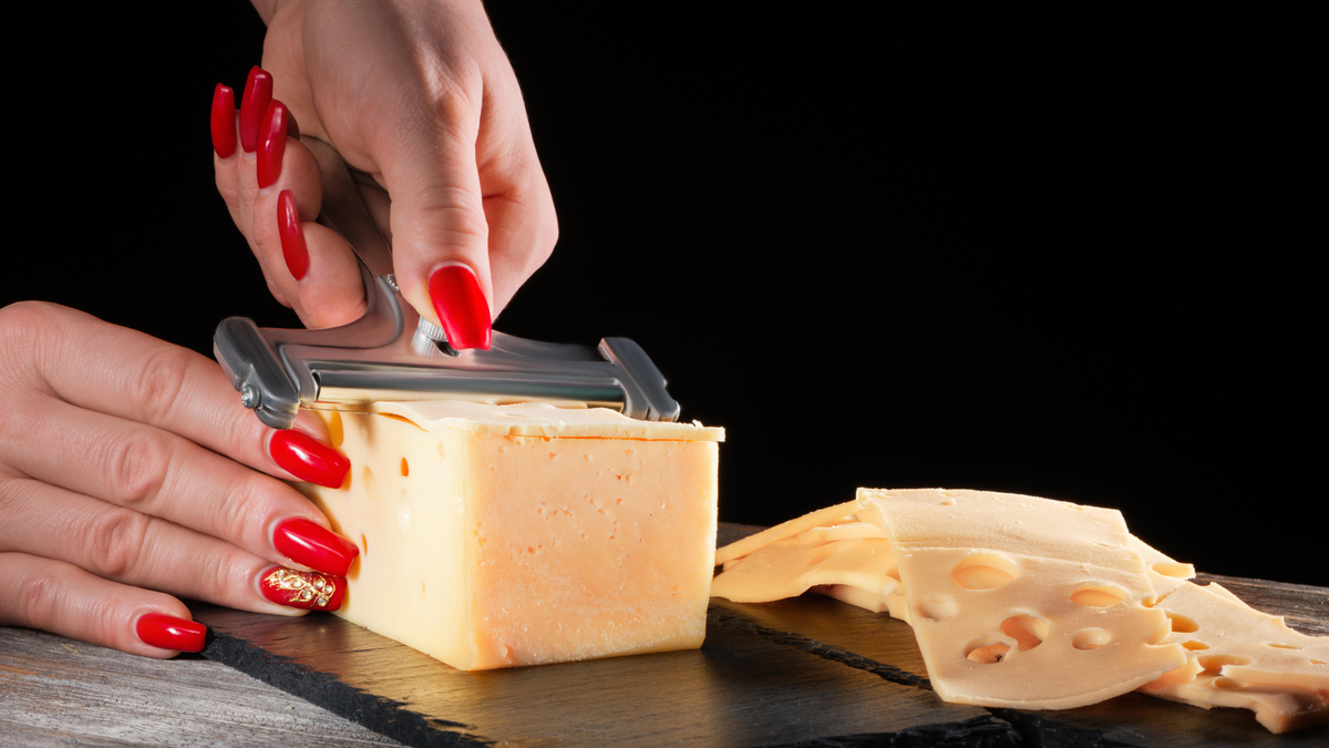 Зачем опытные кулинары замораживают сыр: обязательно используйте эту хитрость