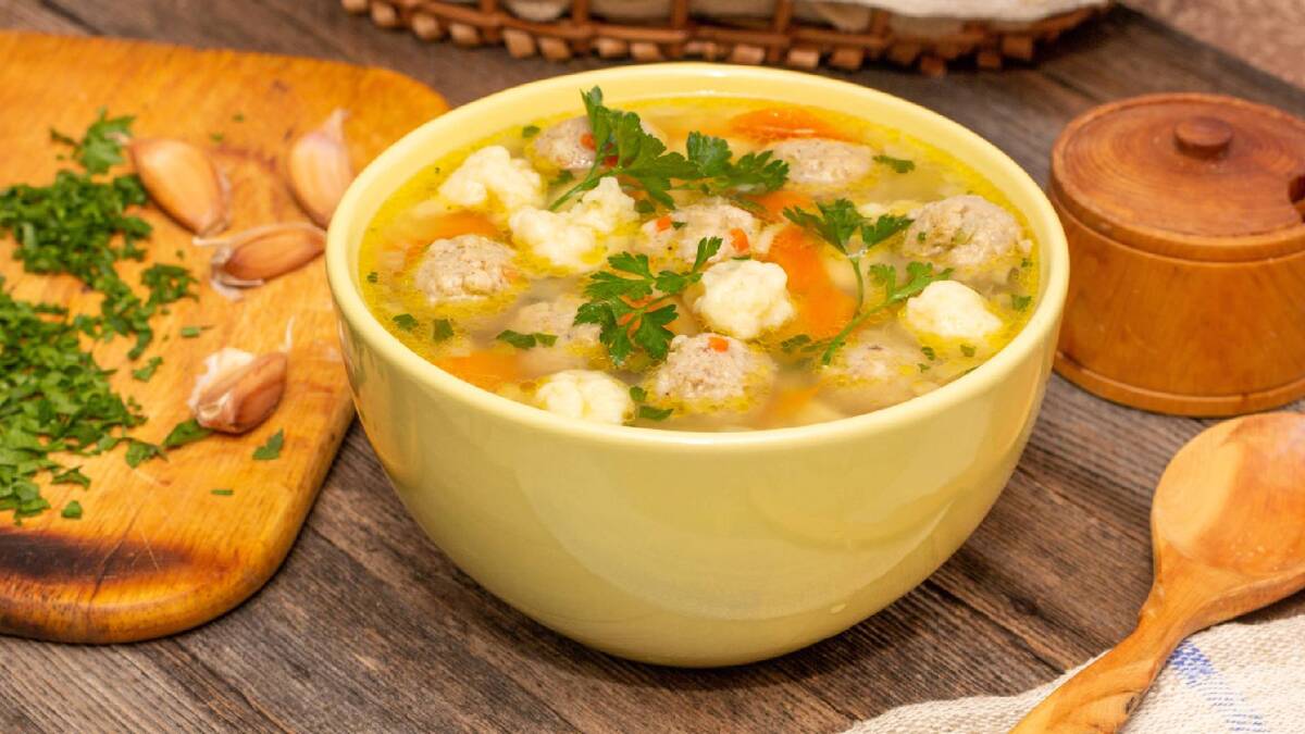 Этим сытным горячим супом накормите всю семью: любимое блюдо детей и взрослых