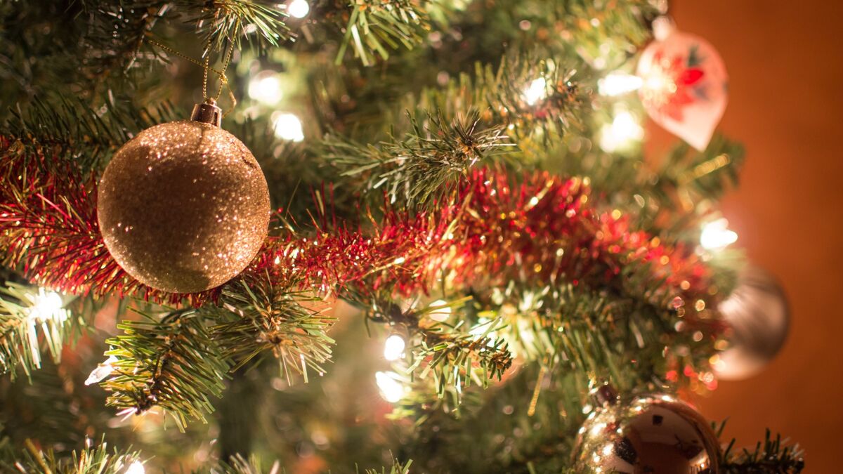 Гости обзавидуются: три дельных совета для украшения новогодней елки