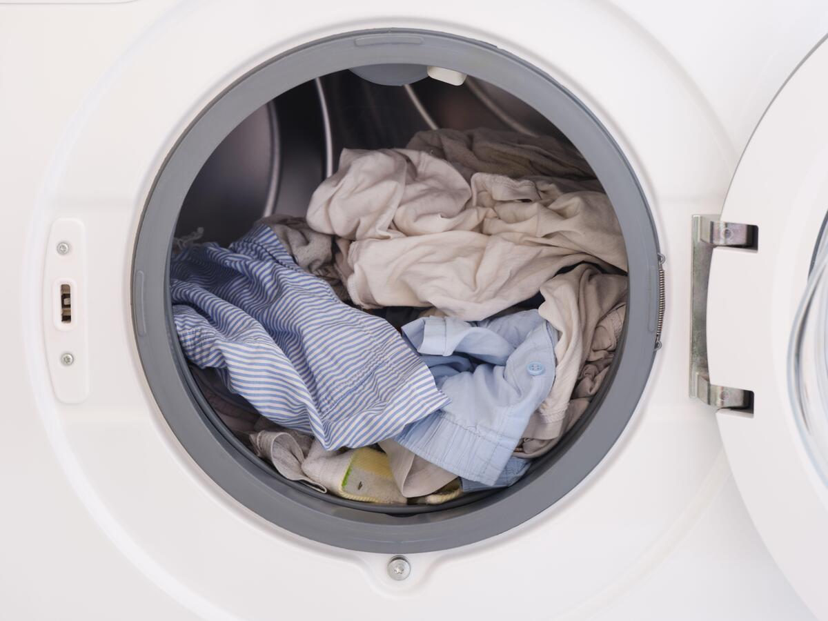 Почему стиральная машина набирает воду и сразу сливает: эксперт пояснил причину