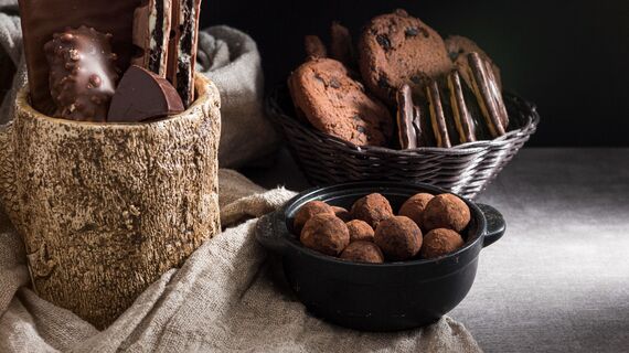 Необычные шоколадные конфеты к чаю из банки сгущенки: приготовите за 10 минут