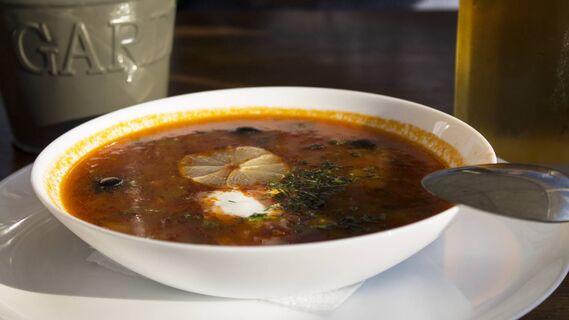 Рецепт вкуснейшей солянки от шеф-повара: наваристый суп будет лучше, чем в ресторане
