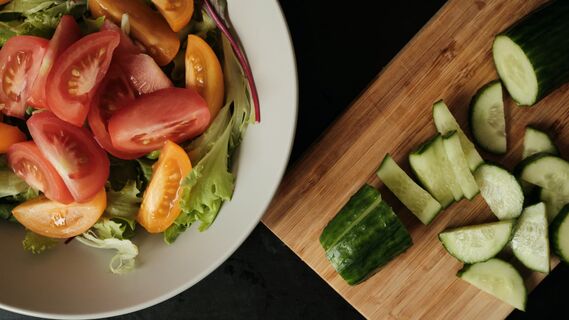 Овощной салат станет гораздо сытнее: вместо помидоров добавьте этот продукт