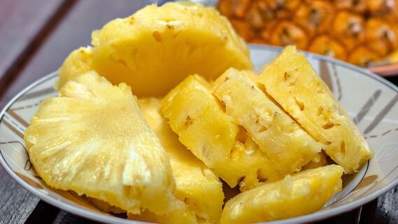 Разрезанный ананас останется свежим и сочным: хранить его нужно только так