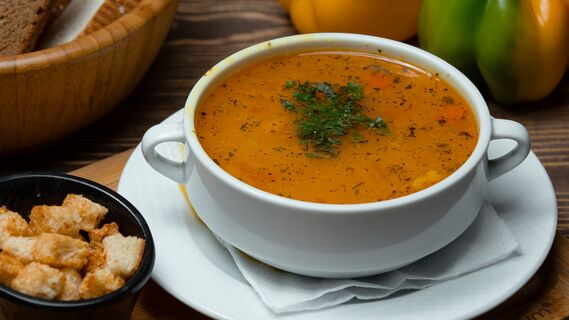 Куриный суп получится на редкость золотистым: озвучен рецепт секретной зажарки
