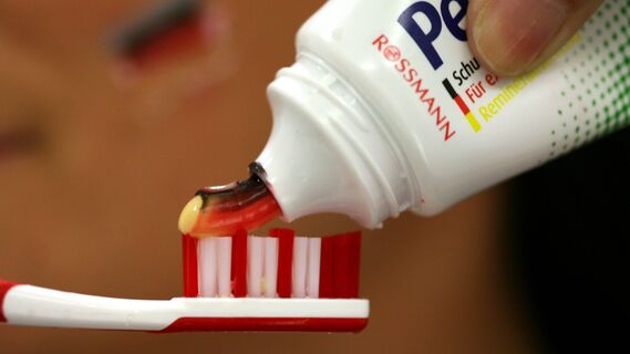 Нужно ли тратить деньги на дорогую зубную пасту: стоматолог не стал скрывать правду
