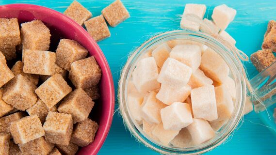 Коричневый или белый: диетолог поставила жирную точку в спорах о выборе сахара