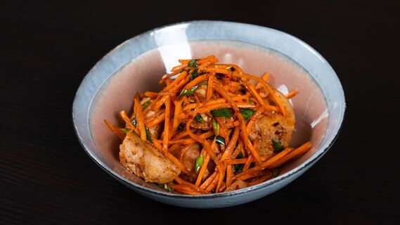 Этот морковный салат — находка для худеющих: просто нарежьте и обжарьте два продукта