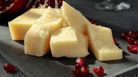 Умные хозяйки не выбрасывают остатки сыра: готовят из них эту вкуснятину
