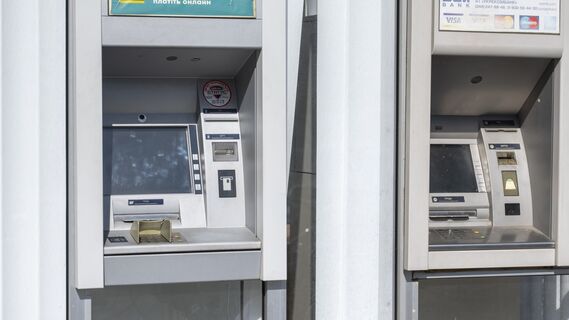 Не стоит сразу вставлять карту в банкомат: сначала нужно нажать одну кнопку