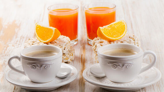 Полезно ли пить кофе с апельсиновым соком на завтрак: бескомпромиссный вердикт врача