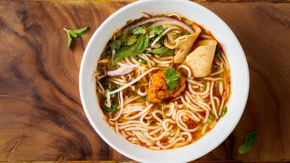 Вместо борща и рассольника: побалуйте домашних азиатским супом с лапшой