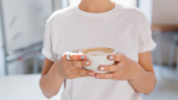 Кофейное пятно выведете без стирки: просто натрите его этим средством