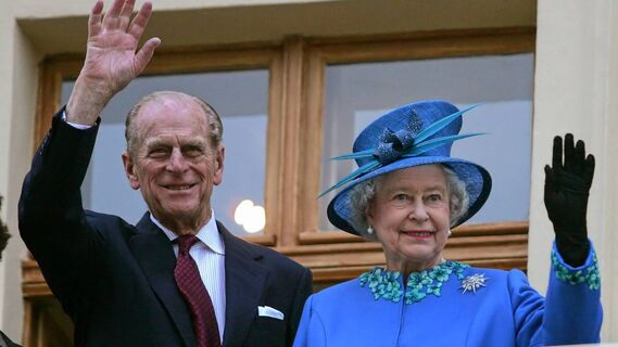 Бессонные ночи с королевой: принц Филипп долго терпел странные пристрастия Елизаветы II
