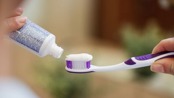 Вредны ли красители в зубной пасте: стоматолог вынес свой вердикт