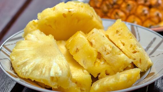 Не расстраивайтесь, если купили неспелый ананас: приготовьте из него эту вкуснятину