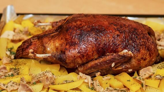Никаких маринадов и надрезов: вот как запечь сочную курицу в духовке