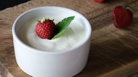 Обычное молоко превратится в нежнейший йогурт за одну ночь: рецепт проще некуда