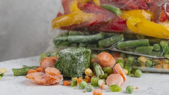 Лужи на сковородке не будет: перед жаркой замороженных овощей сделайте вот что