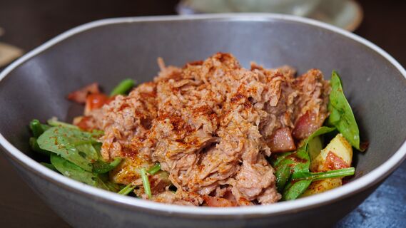 Простой салат с консервированным тунцом станет хитом вечера: особая заправка сотворит чудо