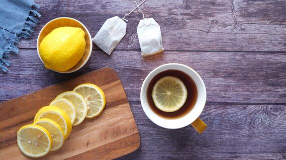 «Это самый настоящий миф»: врач раскрыл правду о пользе чая с лимоном