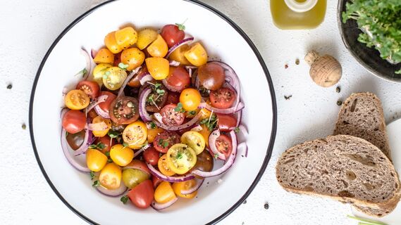 Этот салат из жареных томатов оценят худеющие: сытный и очень легкий