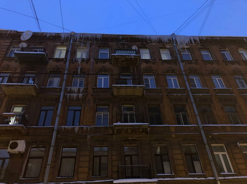 Опасность с воздуха: сосульки на крышах угрожают петербуржцам - image 5
